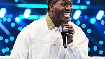 Chaqueta blanca de algodón WWE SmackDown Lil Yachty vista en WWE SmackDown