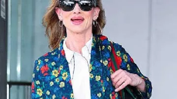 Drew Barrymore Show Juliette Lewis Blazer Floral en Juliette Lewis revela la verdad detrás de su icónica foto policial convertida en camiseta | El programa de Drew Barrymore