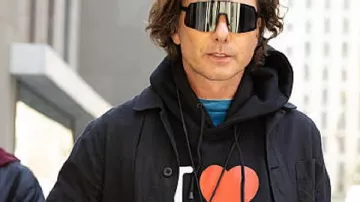 ¡Gavin Rossdale NYC "I Love NY" con capucha gráfica Gavin Rossdale sigue en forma de estrella del rock saludando a los fans en NYC! #gavinrossdale