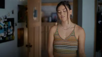 Collier Mondo Mondo en cristal argenté porté par Alice (Lukita Maxwell) tel que vu dans Shrinking (S03E11)