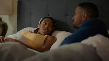 Tapisserie Out From Under Plunge Jacquard Camioir en maille sans couture porté par Gaby (Jessica Williams) tel que vu dans Shrinking (S03E11)