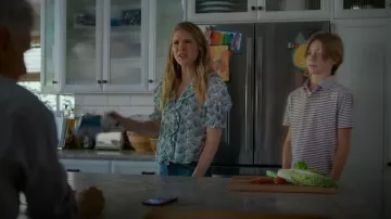Haut en coton fleuri Doên Henri porté par (Lily Rabe) tel que vu dans Shrinking (S03E11)