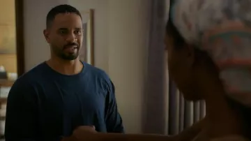 Alo yoga Conquer Reform à manches rondes à manches longues porté par Derrick (Damon Wayans Jr.) tel que vu dans Shrinking (S03E11)