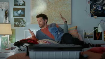 Cárdigan Paul Smith Color Block que lleva Brian (Michael Urie) como se ve en Shrinking (S03E11)