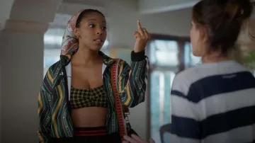 Rachel Comey Labora Top que lleva Gaby (Jessica Williams) como se ve en Shrinking (S03E11)