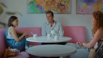 Sac de vagabond en cuir Nappa Miu Miu Wander Matelassé porté par Alice (Lukita Maxwell) tel que vu dans Shrinking (S03E11)