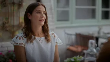 Boucles d’oreilles nacrées Sezane portées par Sofi (Cobie Smulders) telles que vues dans Shrinking (S03E11)