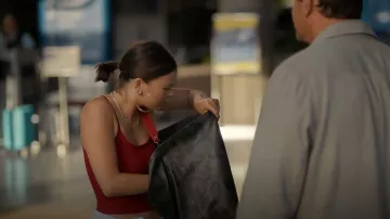 Tank Air Studio Tank en Cherry usado por Alice (Lukita Maxwell) como se ve en Shrinking (S03E11)