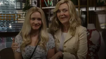 Blazer vintage Escada Butter Yellow de los 90 con botones dorados que lleva Audrey McAllister (Rachel Bay Jones) como se ve en El primer matrimonio de Georgie & Mandy (S02E02)