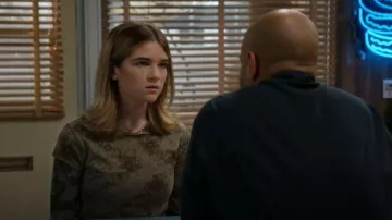 BDG Sloane Camiseta de manga larga en capas de dos capas que lleva Missy Cooper (Raegan Revord) como se ve en El primer matrimonio de Georgie & Mandy (S02E03)