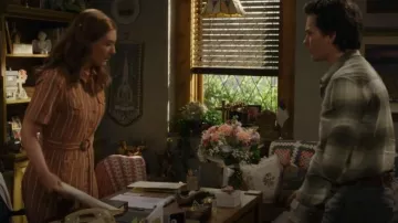 Robe Sezane Raquel portée par Mary Cooper (Zoe Perry) telle que vue dans Le Premier mariage de Georgie & Mandy (S02E03)