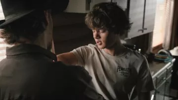 Camiseta gráfica de Pendleton Rodeo Rider llevada por Tate Dutton (Brecken Merrill) vista en Marshals (S01E05)