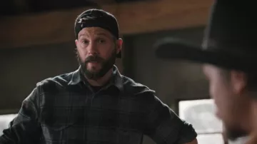 Gorra de camionero con el logo de Ariat que lleva Pete Calvin (Logan Marshall-Green) vista en Marshals (S01E05)