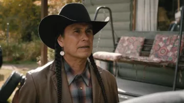 Americana clásica de cuero para hombre de Amazon Piel de cordero usada por Mo (Moses Brings Plenty) tal como se ve en Marshals (S01E05)