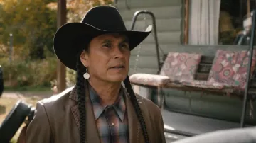 Camisa de algodón Pendleton Plaid Beach Shack que lleva Mo (Moses Brings Plenty) como se ve en Marshals (S01E05)