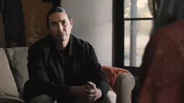 Chaqueta Dickies Fort Smith llevada por Miles Kittle (Tatanka Means) vista en Marshals (S01E05)