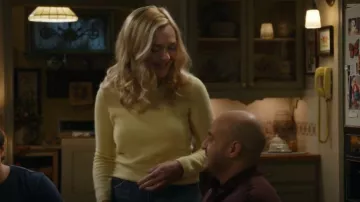 Jersey de cuello redondo de cachemira J.Crew llevado por Audrey McAllister (Rachel Bay Jones) tal como se ve en El primer matrimonio de Georgie & Mandy (S02E04)