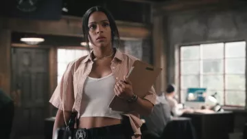 Camisa corta de manga corta de Levi's Harlie llevada por Andrea Cruz (Ash Santos) vista en Marshals (S01E05)