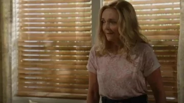 Cachemira rosa blanco de Lucky Brand llevada por Audrey McAllister (Rachel Bay Jones) tal como se ve en El primer matrimonio de Georgie & Mandy (S02E05)