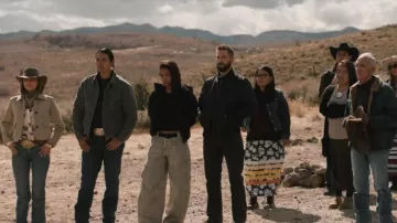 Chaqueta de cuero de ante de Lucky Brand usada por Belle Skinner (Arielle Kebbel) tal como se ve en Marshals (S01E06)
