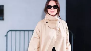 El abrigo beige de Olivia Munn del Show de Drew Barrymore visto en The Drew Barrymore Show