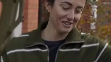 Sweat-shirt à décolleté zippé à rayures kaki 2026 de Babies tel que vu dans Babies (S01E06)
