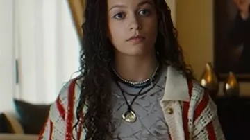 La Miniature Wife Sofia Rosinsky Scardian au crochet rayé (Sofia Rosinsky) telle que vue dans The Miniature Wife (S01E10)