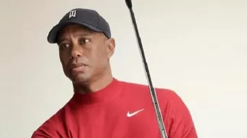 Tiger Woods con camiseta roja de cuello falso en Tiger Woods y momentos divertidos de Kevin Na#shorts #golf #tigerwoods #kevinna