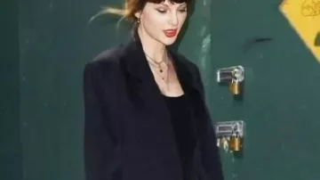 Taylor Swift NYC 2026 Trench Coat en Taylor Swift demuestra que está en su era nupcial con una elegante aventura en Nueva York | E! Noticias