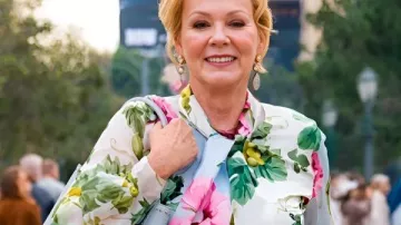 Jean Smart Hacks S05 Chemisier fleuri à col nœud porté par Deborah Vance (Jean Smart) en Hacks (S04)