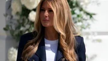 Blazer de Rollo de Huevo de Pascua 2026 de Melania Trump que lleva Melania Trump en el Libro de Huevos de Pascua de la Casa Blanca 2026
