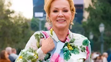 Hacks Saison 5 Chemisier fleuri à col à nœud Jean Smart porté par Deborah Vance (Jean Smart) dans Hacks (S04)