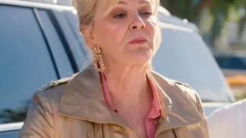Jean Smart Hacks S05 Trench Coat doré porté par Deborah Vance (Jean Smart) dans Hacks (S04)