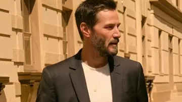 Keanu Reeves Outcome 2026 Blazer llevado por Reef Hawk (Keanu Reeves) en Outcome