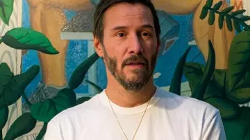Resultado 2026 Keanu Reeves Camiseta blanca usada por Reef Hawk (Keanu Reeves) en Outcome