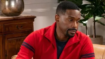 Keith D. Robinson Beyond the Gates S02 Survêtement rouge porté par (Keith Robinson) dans Beyond the Gates
