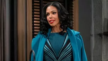 Beyond the Gates S02 Trench Coat bleu Karla Mosley porté par Dani Dupree (Karla Cheatham Mosley) dans Beyond the Gates
