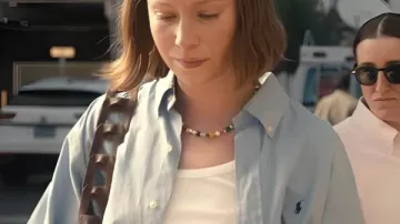 Hacks S05 Hannah Einbinder Chemise bleue portée par Ava (Hannah Einbinder) telle que vue dans Hacks