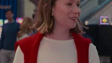 Hacks S05 Hannah Einbinder Camiseta blanca de Ava (Hannah Einbinder) vista en Hacks