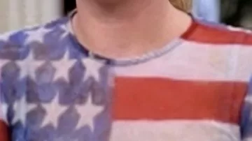 Camiseta con la bandera americana que lleva Sabrina en Sabrina la bruja adolescente (1996) ♛ Melissa Joan Hart y Sherry Miller