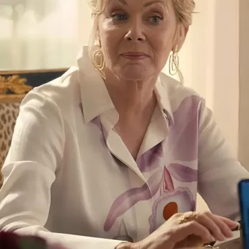 Hacks S05 Chemisier en soie Deborah Vance porté par Deborah Vance (Jean Smart) tel que vu dans Hacks