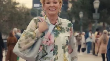 Hacks S05 Camisa Floral de Deborah Vance usada por Deborah Vance (Jean Smart) tal como se ve en Hacks
