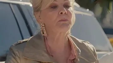 Hacks S05 Jean Smart Trench-Coat doré de Deborah Vance (Jean Smart) tel que vu dans Hacks