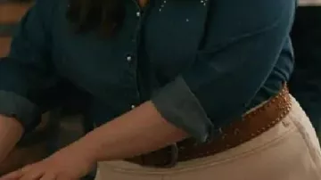 Camisa vaquera adornada usada por (Beanie Feldstein) en Elsbeth
