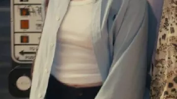 Camisa azul que lleva Ava (Hannah Einbinder) en Hacks