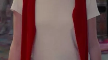 Camiseta blanca que lleva Ava (Hannah Einbinder) en Hacks