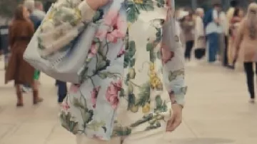 Chemise fleurie portée par Deborah Vance (Jean Smart) chez Hacks