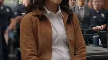 La chaqueta de cuero de ante de Angela Lopez para Rookie S08 llevada por Angela Lopez (Alyssa Diaz) en The Rookie (S08)