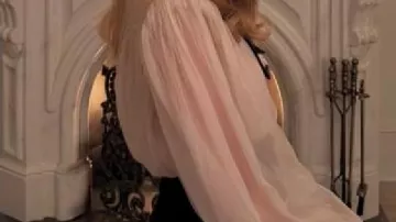 Blusa de seda con flores usada por (Sarah Paulson) en American Horror Story