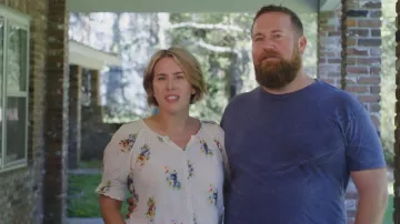 Camiseta abotonada con Madewell usada por Erin Napier vista en Home Town (S10E12)
